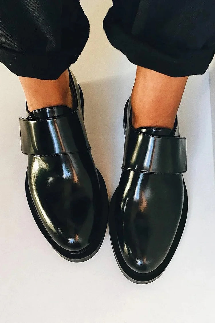 IRIS | Elegant shiny loafers with strap for a spotless style