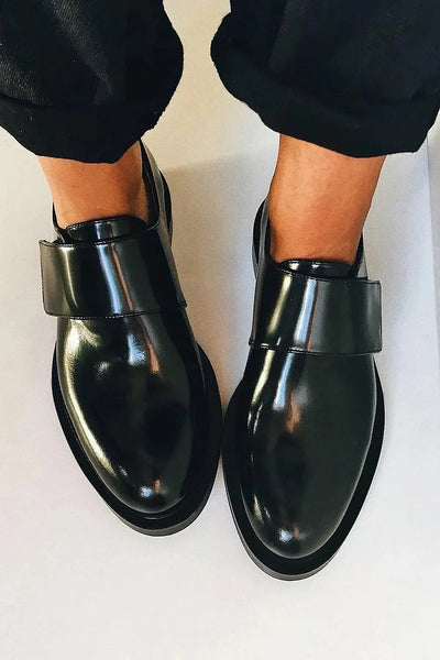 IRIS | Elegant shiny loafers with strap for a spotless style