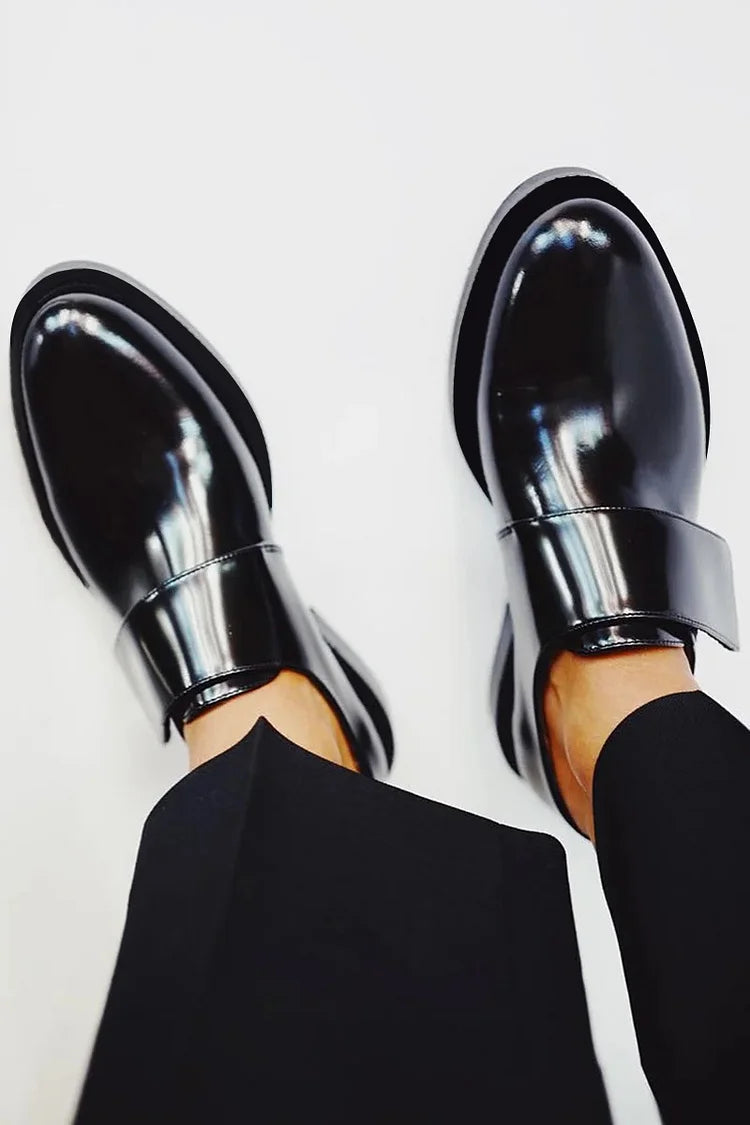IRIS | Elegant shiny loafers with strap for a spotless style