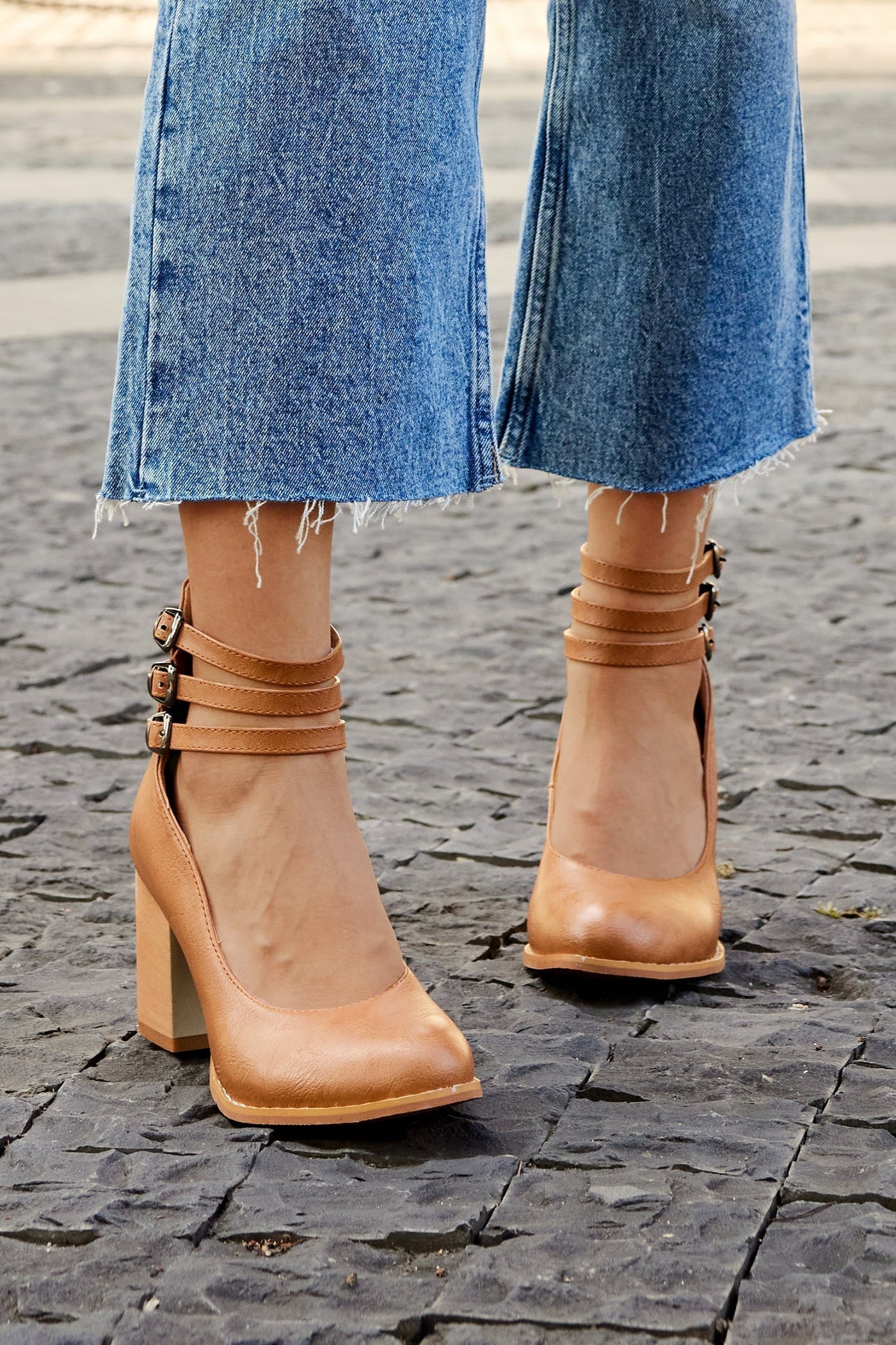 Caa™ | Elegant smooth sandals with ankle strap and thick heel for a sophisticated look